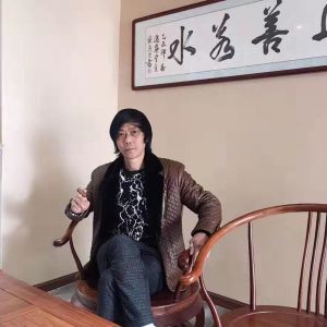 　　杨开金，字垚德，湖北竹山人，曾任中国艺术科技研究所所长、中国文化报社副社长、中国文化传媒集团监事会主席、中国硬笔书法协会副主席，现为中国文化信息协会常务副会长、中国书法家协会会员、文化和旅游部老干